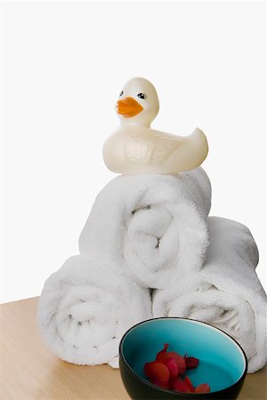 simsearch:630-01708238,k - Rubber duck on the stack of rolled up towels Fotografie stock - Premium Royalty-Free, Codice: 625-02266474