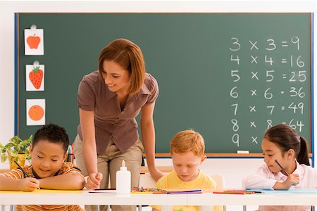 Female teacher teaching her students in a classroom Foto de stock - Sin royalties Premium, Código: 625-02266495