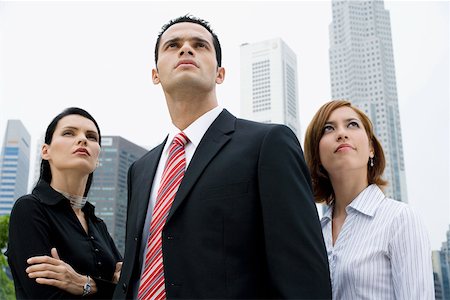 Close-up of a businessman standing with two businesswomen Foto de stock - Sin royalties Premium, Código: 625-02266527