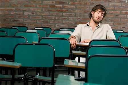 pereza - Young man napping in a classroom Foto de stock - Sin royalties Premium, Código: 625-02266530