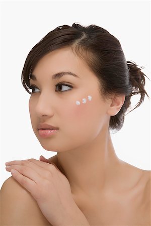 simsearch:625-01746587,k - Trois points de crème hydratante crème sur le visage d'une femme Photographie de stock - Premium Libres de Droits, Code: 625-02266652