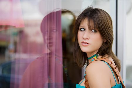 simsearch:625-01751908,k - Side profile of a young woman window shopping Foto de stock - Royalty Free Premium, Número: 625-02266806