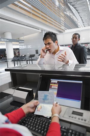 simsearch:400-05375851,k - Businessman shouting in a mobile phone at a ticket counter in an airport Foto de stock - Sin royalties Premium, Código: 625-02266935