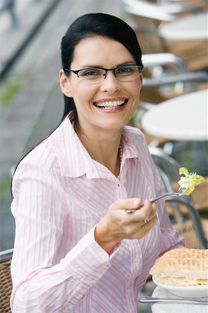 simsearch:625-02933216,k - Portrait of a businesswoman having lunch at a sidewalk cafe Foto de stock - Sin royalties Premium, Código: 625-02267029