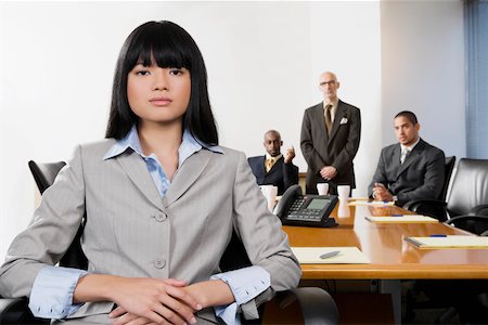 simsearch:625-02266585,k - Portrait of a businesswoman with her colleagues in the background Fotografie stock - Premium Royalty-Free, Codice: 625-02267072