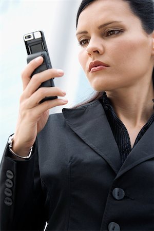 simsearch:625-02931241,k - Close-up of a businesswoman text messaging Fotografie stock - Premium Royalty-Free, Codice: 625-02267110