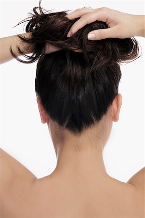 simsearch:625-02930682,k - Vue arrière d'une jeune femme avec ses mains dans les cheveux Photographie de stock - Premium Libres de Droits, Code: 625-02267200