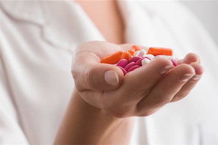 simsearch:625-02932810,k - Close-up of pills on a female doctor's palm Fotografie stock - Premium Royalty-Free, Codice: 625-02267240