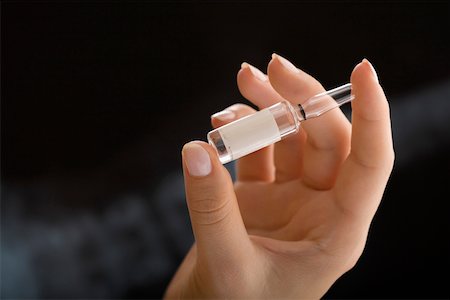 Close-up of a female doctor holding a vial Foto de stock - Sin royalties Premium, Código: 625-02267253