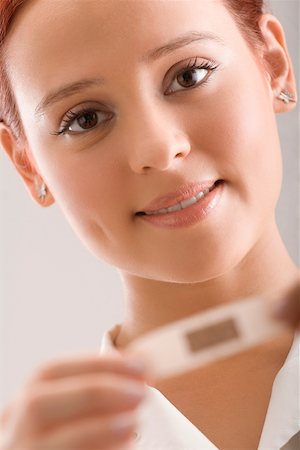 Portrait of a female doctor holding an adhesive bandage Foto de stock - Sin royalties Premium, Código: 625-02267267