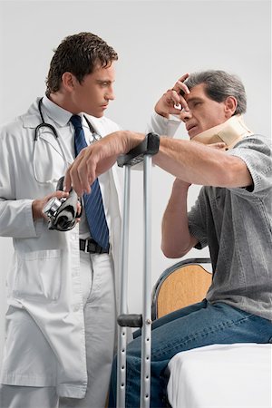 simsearch:693-03314173,k - Médecin de sexe masculin examine un patient dans un hôpital Photographie de stock - Premium Libres de Droits, Code: 625-02267268