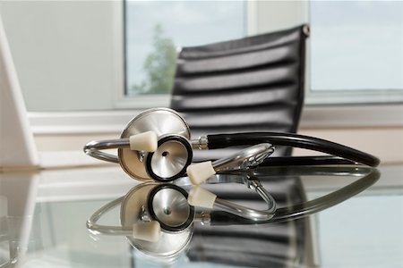 stethoscope nobody - Stéthoscope sur une table dans une clinique Photographie de stock - Premium Libres de Droits, Code: 625-02267263