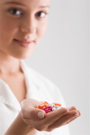 simsearch:625-02927092,k - Femme médecin holding pilules Photographie de stock - Premium Libres de Droits, Code: 625-02267290