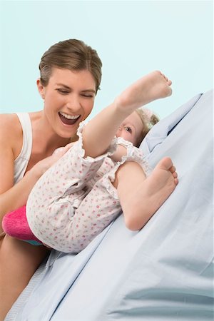Gros plan d'une femme adulte milieu jouant avec sa fille Photographie de stock - Premium Libres de Droits, Code: 625-02267375