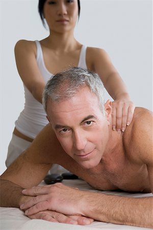 senior and spa - Portrait of a senior man getting a shoulder massage from a massage therapist Foto de stock - Sin royalties Premium, Código: 625-02267443