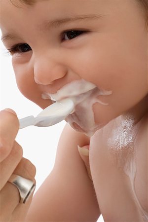 Close-up of a person's hand feeding baby food to a baby boy Foto de stock - Sin royalties Premium, Código: 625-02267498