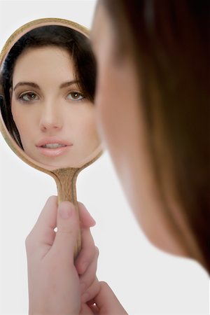 simsearch:625-02930682,k - Gros plan d'une jeune femme regardant un miroir Photographie de stock - Premium Libres de Droits, Code: 625-02267568
