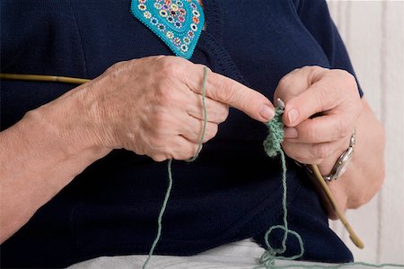 Mid section view of a woman knitting Foto de stock - Sin royalties Premium, Código: 625-02267607
