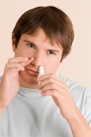 simsearch:625-02932810,k - Close-up of a young man putting nasal spray drops in his nose Fotografie stock - Premium Royalty-Free, Codice: 625-02267630