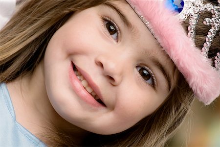 diadema - Close-up of a girl wearing a tiara and smiling Foto de stock - Royalty Free Premium, Número: 625-02267666