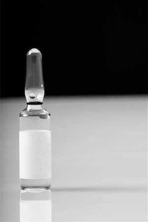 Close-up of a vial Foto de stock - Royalty Free Premium, Número: 625-02267716