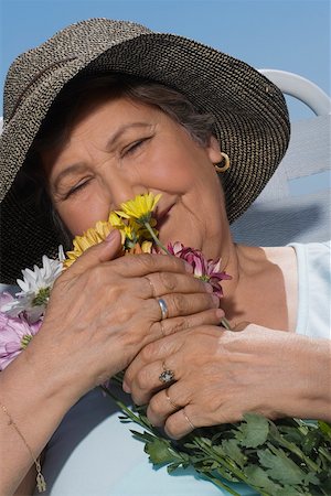 simsearch:625-02932391,k - Close-up of a senior woman smelling bunch of flowers Stock Photo - Premium Royalty-Free, Code: 625-02267727