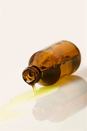 simsearch:625-02932810,k - Liquid coming out of a bottle Fotografie stock - Premium Royalty-Free, Codice: 625-02267751