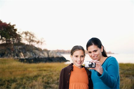 simsearch:625-02930383,k - Mid adult woman and her daughter looking at a digital camera Foto de stock - Sin royalties Premium, Código: 625-02267776
