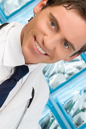 simsearch:625-02933219,k - Portrait of a male doctor smiling Foto de stock - Sin royalties Premium, Código: 625-02267773