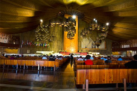 simsearch:841-03675514,k - Groupe de gens qui priaient dans une église, la basilique De Guadalupe, Mexico City, Mexique Photographie de stock - Premium Libres de Droits, Code: 625-02267845