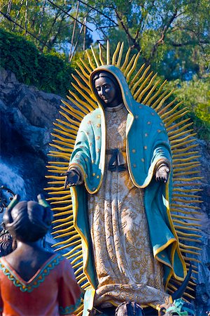 Vue d'angle faible d'une statue de la Vierge Marie, la Vierge de Guadalupe, Tepeyac, Mexico city, Mexique Photographie de stock - Premium Libres de Droits, Code: 625-02267864