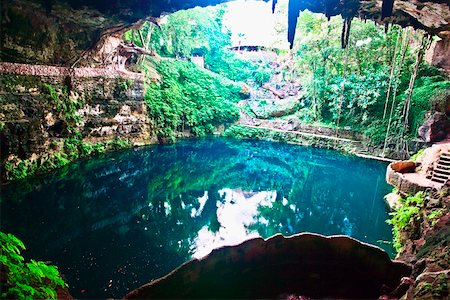 Vue grand angle sur un lac, cénote Zaci, Valladolid, Yucatan, Mexique Photographie de stock - Premium Libres de Droits, Code: 625-02267912