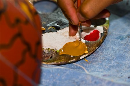 palette (peintre) - Gros plan de la main d'une personne tenant un pinceau, Arrazola, état d'Oaxaca, Mexique Photographie de stock - Premium Libres de Droits, Code: 625-02267969