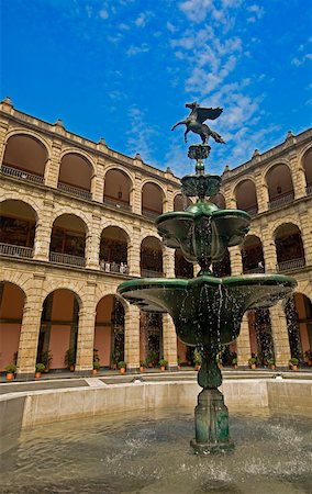 Vue d'angle faible d'une fontaine dans la Cour d'un bâtiment public, Palais National, Zocalo, Mexico City, Mexique Photographie de stock - Premium Libres de Droits, Code: 625-02268027