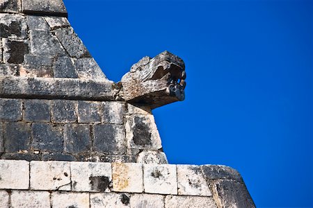 simsearch:625-02933774,k - Low angle view of old ruins of a temple, Temple of the Jaguars, Chichen Itza, Yucatan, Mexico Foto de stock - Sin royalties Premium, Código: 625-02268058