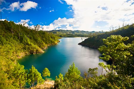 simsearch:625-02268046,k - Lake surrounded by mountains, Lagunas De Montebello National Park, Chiapas, Mexico Foto de stock - Royalty Free Premium, Número: 625-02268059