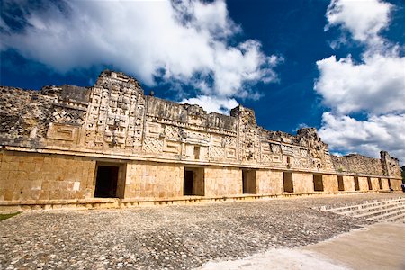 Low Angle view von alten Ruinen eines Gebäudes, Cuadrangulo De Los Pajaros, Uxmal, Yucatan, Mexiko Stockbilder - Premium RF Lizenzfrei, Bildnummer: 625-02268064