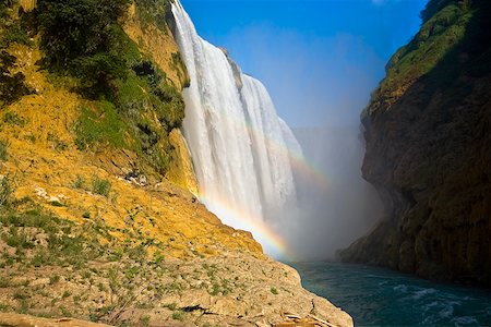 simsearch:625-02268112,k - Low angle view of a waterfall, Tamul Waterfall, Aquismon, San Luis Potosi, Mexico Foto de stock - Royalty Free Premium, Número: 625-02268074