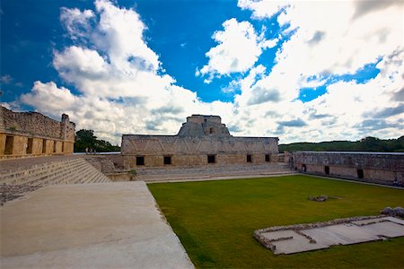 Cour intérieure d'une vieille ruine construction Cuadrangulo De los Pajaros, Uxmal, Yucatan, Mexique Photographie de stock - Premium Libres de Droits, Code: 625-02268109