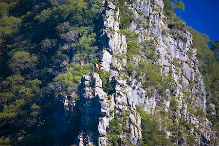 simsearch:625-02268046,k - Low angle view of Mexican flag fluttering on a mountain, Waterfalls of the Monkeys, City Valleys, San Luis Potosi, Mexico Foto de stock - Royalty Free Premium, Número: 625-02268116