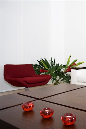 plant living room nobody - Table and a couch in a living room Foto de stock - Sin royalties Premium, Código: 625-02926473