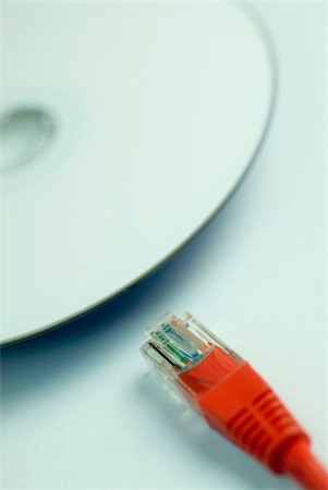 simsearch:625-02926804,k - Close-up of a computer cable with a cd Foto de stock - Sin royalties Premium, Código: 625-02926585