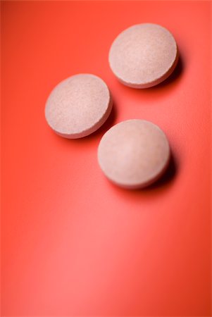 simsearch:625-02927358,k - Close-up of pills on a red background Foto de stock - Sin royalties Premium, Código: 625-02926629