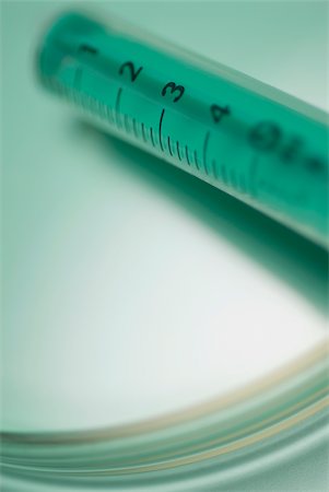 Close-up of a syringe with a petri dish Stock Photo - Premium Royalty-Free, Code: 625-02926681