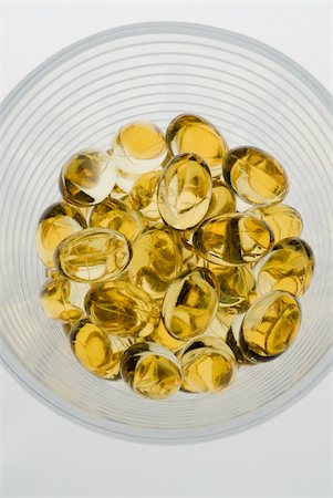 simsearch:625-02927358,k - Close-up of capsules in a glass bowl Foto de stock - Sin royalties Premium, Código: 625-02926738