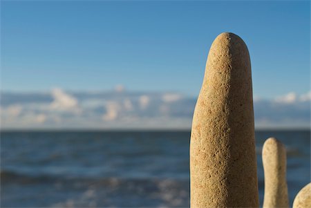 pebble - Close-up of pebble with sea in the background Foto de stock - Sin royalties Premium, Código: 625-02926800