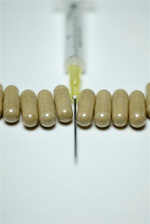 simsearch:625-02927358,k - Close-up of a syringe with capsules Foto de stock - Sin royalties Premium, Código: 625-02926898