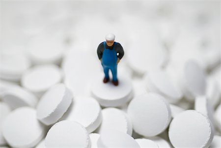 simsearch:625-02927358,k - Close-up of a figurine on the heap of pills Foto de stock - Sin royalties Premium, Código: 625-02926960