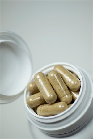 simsearch:625-02927358,k - Close-up of capsules in a pill bottle Foto de stock - Sin royalties Premium, Código: 625-02927140