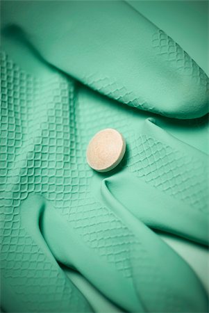 simsearch:625-02267134,k - Close-up of a pill on a glove Fotografie stock - Premium Royalty-Free, Codice: 625-02927143